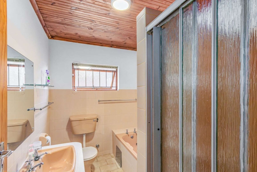 To Let 4 Bedroom Property for Rent in Brenton On Lake Western Cape